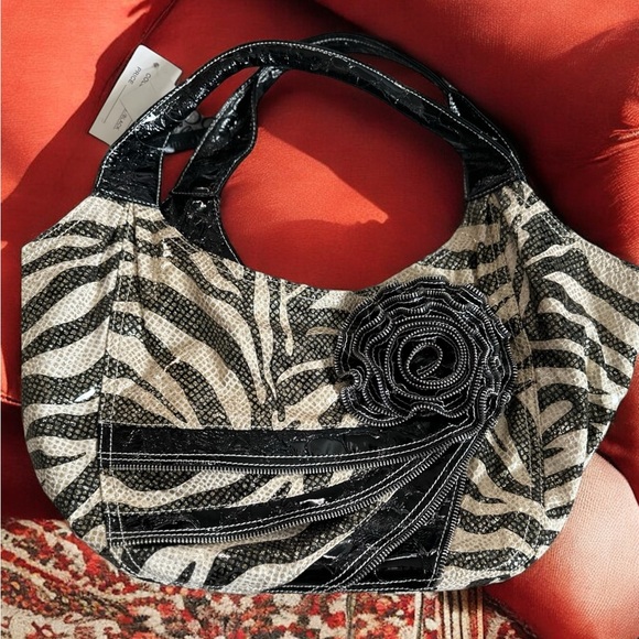GG…ing zebra and black patent leather baguette shoulder bag - Picture 4 of 6